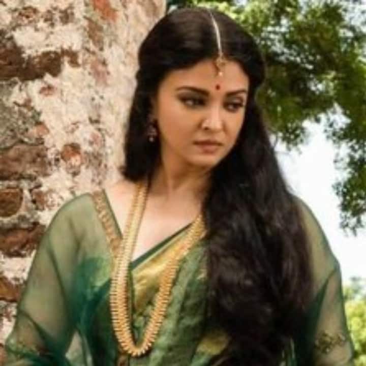 மறுபக்கம்  ராஷ்ட்ரகூட மன்னன் கோத்திகன் தஞ்சையை தாக்க ஒரு பெரும்படையை திரட்டுகிறான். அதற்கு  கண்டராதித்தரின் மகன் மதுராந்தகனின் உதவி நாடப்படுகிறது.