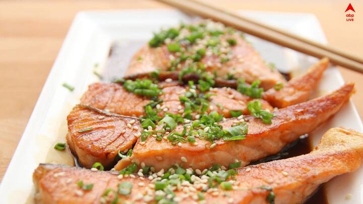 বড় ফ্যাটি মাছ বাদ দিয়ে ছোট জ্যান্ত মাছ খেতে পারেন।