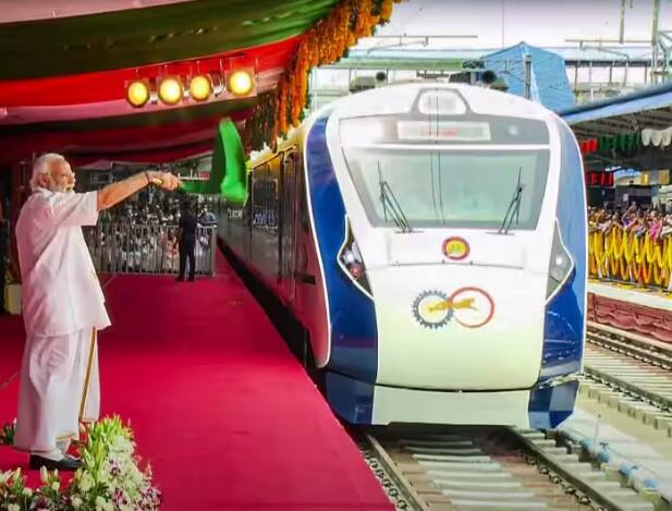 Vande Bharat Express: ਕੇਂਦਰ ਸਰਕਾਰ ਨੇ ਵੰਦੇ ਭਾਰਤ ਐਕਸਪ੍ਰੈਸ ਟਰੇਨ ਸ਼ੁਰੂ ਕੀਤੀ ਹੈ, ਜੋ ਕਿ ਇੱਕ ਸੈਮੀ ਹਾਈ ਸਪੀਡ ਟਰੇਨ ਹੈ ਤੇ ਇਸ ਦੀ ਵੱਧ ਤੋਂ ਵੱਧ ਸਪੀਡ 180 ਕਿਲੋਮੀਟਰ ਪ੍ਰਤੀ ਘੰਟਾ ਹੈ। ਟਰੇਨ ਨੂੰ ਦੇਸ਼ ਭਰ 'ਚ ਚਲਾਉਣ ਦਾ ਪਲਾਨ ਹੈ।