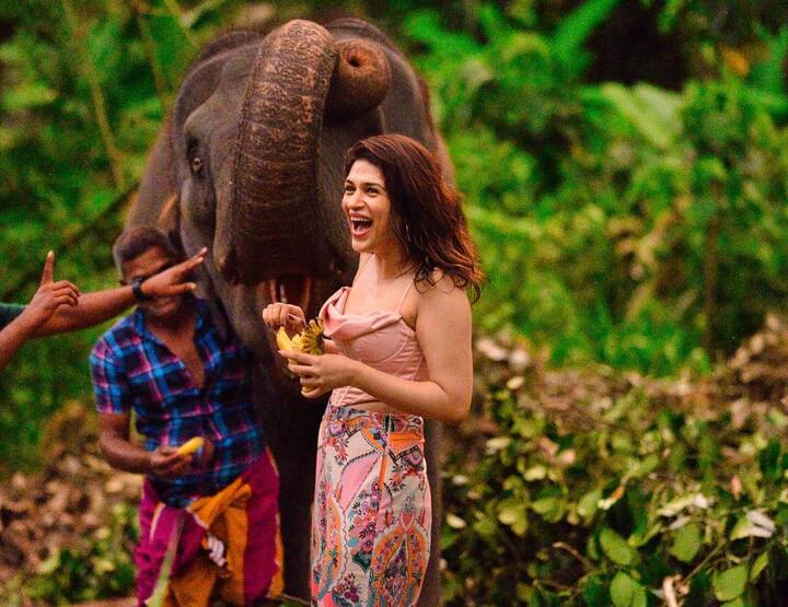 చెప్పుకోదగిన అవకాశాలు లేకపోయినా అడపా దడపా వెండితెరపై మెరుస్తూనే ఉంది శ్రద్ధా దాస్. బుల్లితెరపై అప్పుడప్పుడు పలు షోలలో జడ్జిగా కూడా వ్యవహరిస్తోంది. అందాల ప్రదర్శనలో మాత్రం అస్సలు తగ్గదు.