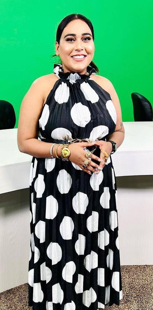 ਪੰਜਾਬੀ ਗਾਇਕਾ ਅਫਸਾਨਾ ਖਾਨ ਇੰਡਸਟਰੀ ਦੀ ਟੌਪ ਗਾਇਕਾ ਹੈ। ਉਸ ਦੀ ਆਵਾਜ਼ ਬਕਮਾਲ ਹੈ, ਇਸੇ ਲਈ ਉਸ ਦਾ ਹਰ ਗਾਣਾ ਹਿੱਟ ਹੁੰਦਾ ਹੈ। ਇੰਨੀਂ ਦਿਨੀਂ ਅਫਸਾਨਾ ਖਾਨ ਕੈਨੇਡਾ ਗਈ ਹੋਈ ਹੈ। ਇੱਥੇ ਉਸ ਦੇ ਲਾਈਵ ਸ਼ੋਅਜ਼ ਚੱਲ ਰਹੇ ਹਨ।