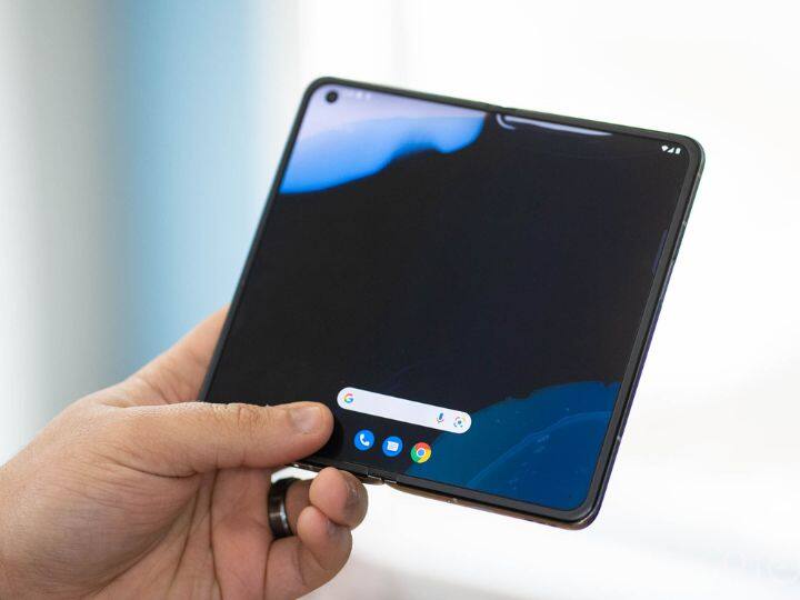 पिक्सेल फोल्ड: इस फोन की भी Google I/O इवेंट में पेश किया जा सकता है. यह गूगल का पहला फोल्डेबल स्मार्टफोन होगा. कथित तौर पर, स्मार्टफोन 5.8 इंच की कवर डिस्प्ले और 7.69 इंच की इंटरनल डिस्प्ले के साथ आ सकता है. पिक्सेल फोल्ड में पीछे की तरफ ट्रिपल कैमरा सेटअप मिल सकता है.
