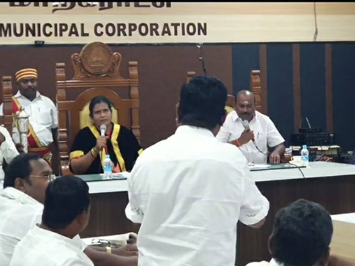 பணம் கொடுத்தால் அதிக நேரம் தண்ணீர் திறப்பு - கரூர் மாநகராட்சி கவுன்சிலர் கூட்டத்தில் பரபரப்பு