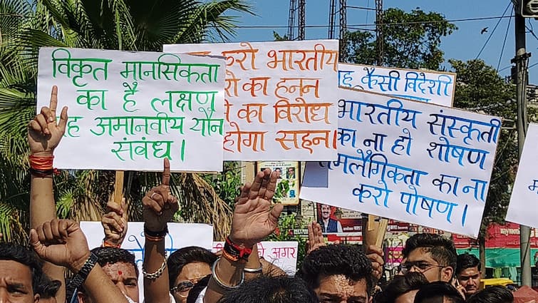 Students took to streets against same Sex marriage, women said this will ruin Sanatan Dharma ANN Indore News: समलैंगिक शादी के खिलाफ सड़कों पर उतरे छात्र, महिलाओं ने कहा- इससे खतरे में पड़ जाएगा सनातन धर्म