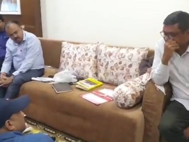 Lokayukta Raid in Khargone: 5 करोड़ का 'गरीब' पटवारी, छापे में मिले 4 मकान, 7 दुकान और लाखों का कैश Lokayukta Raid in Khargone: Poor Patwari Jitendra Solanki worth 5 crores, raids found 4 houses, 7 shops and cash worth lakhs ann Lokayukta Raid in Khargone: 5 करोड़ का 'गरीब' पटवारी, छापे में मिले 4 मकान, 7 दुकान और लाखों का कैश