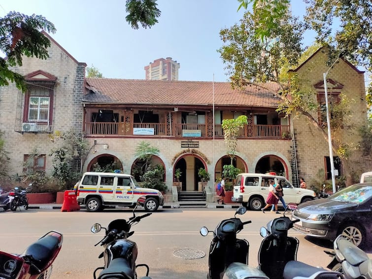 Mumbai Crime News 5 arrested including house maid for 1 crore 98 lakh theft at Carmichael Road Gamdevi area Mumbai Crime : रोज एक एक दागिन्याची चोरी, मोलकरणीने तब्बल 1.91 कोटी रुपयांचे दागिने लुटले; पाच जणांना बेड्या