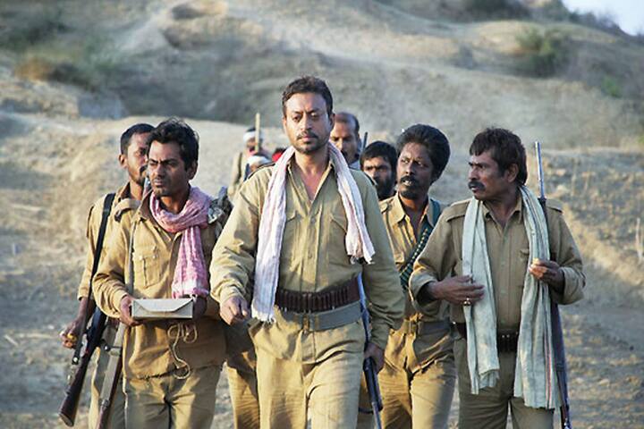 ஒரு விளையாட்டு வீரன் சந்தர்ப்ப சூழ்நிலையால் குற்றவாளியாக மாறும் கதை பான் சிங் தோமர். இந்த படத்திற்காக சிறந்த நடிகருக்கான தேசிய விருதை பெற்றார் இர்ஃபான் கான்.