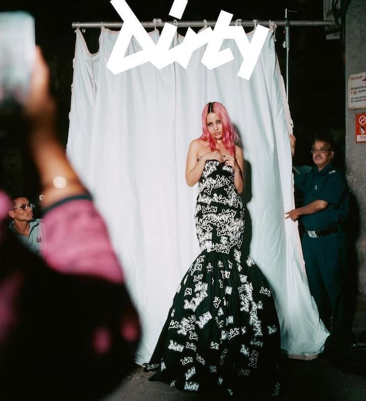 इस पिक्चर में उर्फी ने अपनी बोहें गायब कर ली थीं. जिसमें उनका लुक काफी अजीब लग रहा है.