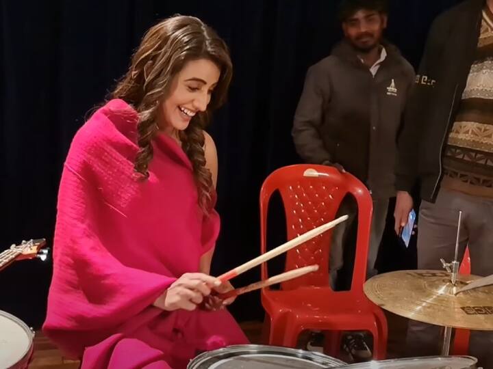 Bhojpuri Actress Akshara Singh latest Blog On her youtube channel shared a video playing drums Akshara Singh Vlogs: सिंगर ही नहीं बेहतरीन ड्रमर भी हैं अक्षरा सिंह, सेट से बीटीएस वीडियो शेयर कर फैंस को किया शॉक्ड