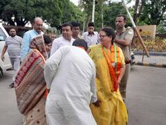 राजनीति में एक तस्वीर ऐसी भी, कांग्रेस प्रत्याशी ने बीजेपी कैंडिडेट के पैर छूकर लिया आशीर्वाद 