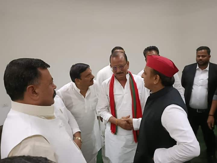 Congress Leader Ramesh Srivastava Joins Samajwadi Party Ahead of UP Nikay Chunav UP Nikay Chunav 2023: यूपी निकाय चुनाव से पहले अखिलेश यादव ने की कांग्रेस में सेंधमारी, इस नेता ने थामा सपा का हाथ