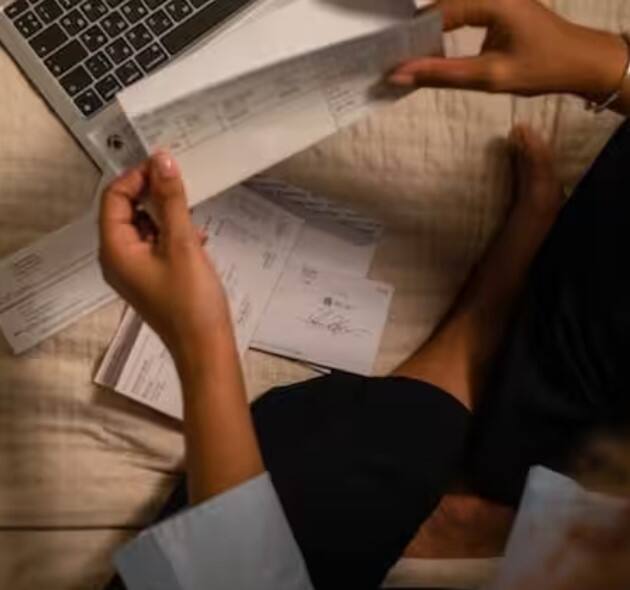 ਲੈਣ-ਦੇਣ ਕਰਨ ਦਾ ਇੱਕ ਤਰੀਕਾ ਚੈੱਕ ਰਾਹੀਂ ਵੀ ਹੁੰਦਾ ਹੈ। ਜਿਸ ਕਰਕੇ ਬੈਂਕ ਦੁਆਰਾ ਗਾਹਕ ਨੂੰ ਇੱਕ ਚੈੱਕ ਬੁੱਕ ਦਿੱਤੀ ਜਾਂਦੀ ਹੈ। ਦਰਅਸਲ, ਚੈੱਕ ਦੇ ਕੋਨੇ 'ਤੇ ਇਹ ਲਾਈਨਾਂ ਖਿੱਚਣ 'ਤੇ, ਚੈੱਕ ਵਿੱਚ ਕੁਝ ਬਦਲਾਅ ਹੁੰਦਾ ਹੈ। ਆਓ ਜਾਣਦੇ ਹਾਂ।