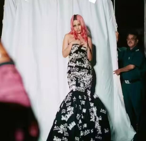 ਇਸ ਤਸਵੀਰ ਵਿੱਚ ਉਰਫੀ ਨੇ ਆਪਣੀਆਂ ਬਾਹਾਂ ਗਾਇਬ ਕਰ ਦਿੱਤੀਆਂ ਸਨ। ਜਿਸ 'ਚ ਉਸ ਦਾ ਲੁੱਕ ਕਾਫੀ ਅਜੀਬ ਲੱਗ ਰਿਹਾ ਹੈ।