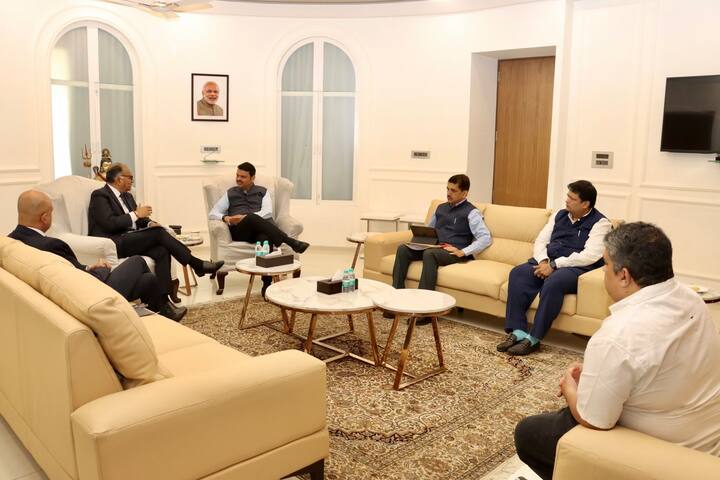 मॉरिशसमधील शिवाजी महाराज स्मारकाच्या बांधकामाबाबत परराष्ट्रमंत्री ए.के. गोनू यांनी 8 मार्च 2023 रोजी फडणवीस यांची भेट घेतली होती.