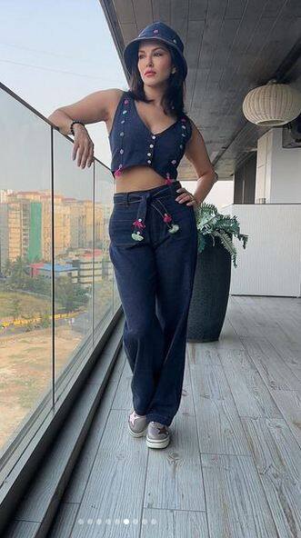ਇੰਡਸਟਰੀ 'ਚ ਆਪਣੀ ਵੱਖਰੀ ਪਛਾਣ ਅਤੇ ਆਪਣੀ ਵਿਲੱਖਣ ਡਰੈਸਿੰਗ ਸੈਂਸ ਲਈ ਜਾਣੀ ਜਾਂਦੀ ਸੰਨੀ ਲਿਓਨ ਦੀਆਂ ਤਸਵੀਰਾਂ ਸੋਸ਼ਲ ਮੀਡੀਆ 'ਤੇ ਖੂਬ ਚਰਚਾ ਦਾ ਵਿਸ਼ਾ ਬਣੀਆਂ ਹੋਈਆਂ ਹਨ।