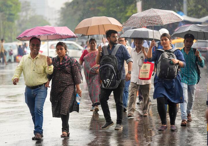 পূর্বাভাসে বলা হয়েছে, শুক্র ও শনিবার তাপমাত্রাও বাড়বে। তিন দিনে তিন-চার ডিগ্রি তাপমাত্রা বাড়তে পারে বলে জানিয়েছে আবহাওয়া দফতর। যেখানে বৃষ্টি বেশি হবে সেখানে তাপমাত্রা কিছুটা কমবে। তবে বাতাসে জলীয় বাষ্প থাকায় বাড়বে অস্বস্তি।