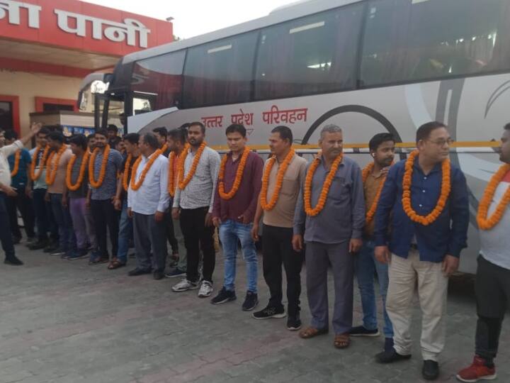 Gorakhpur: सूडान संकट से लौटे गोरखपुर-बस्ती मंडल के 31 नागरिक, योगी सरकार ने लक्जरी गाड़ियों से पहुंचाया घर तक Gorakhpur Basti Division 31citizens returned from Sudan crisis Yogi government took them home ANN Gorakhpur: सूडान संकट से लौटे गोरखपुर-बस्ती मंडल के 31 नागरिक, योगी सरकार ने लक्जरी गाड़ियों से पहुंचाया घर तक