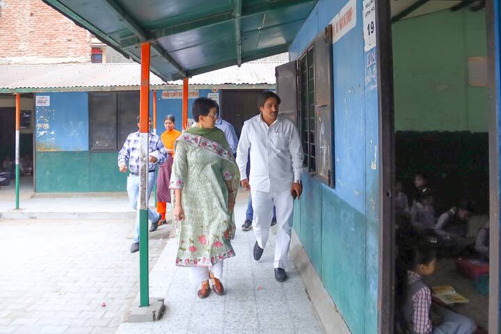 आतिश ने कहा कि जल्द से जल्द यहां की व्यवस्थाओं को सुधारने के लिए जुट जाएं . इसके अलावा कर्मचारियों को भरोसा जताते हुए कहा कि जिस प्रकार से दिल्ली के सरकारी स्कूलों की तस्वीर बदली गई है, वैसे ही आम आदमी पार्टी की ओर से एमसीडी स्कूलों में भी परिवर्तन आ कर रहेगा.