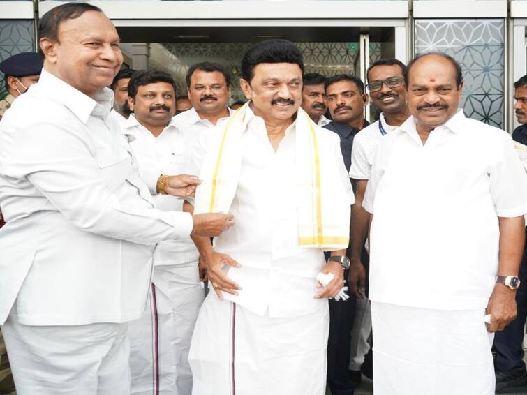 Chief Minister MK Stalin went to Delhi DMK executives gave enthusiastic welcome CM Stalin Delhi Visit : டெல்லி சென்றார் முதலமைச்சர் மு.க.ஸ்டாலின்...உற்சாக வரவேற்பு தந்த திமுக நிர்வாகிகள்...!