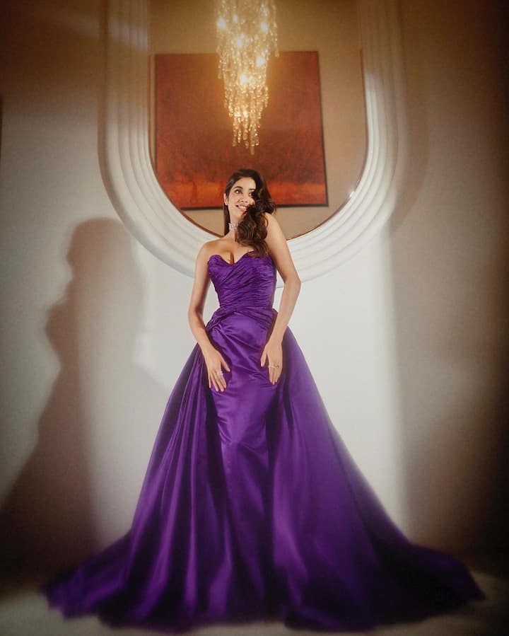 It was a flowy gown with a deep plunging neckline and pleats at the sides. (Image Source: Instagram/Janhvi Kapoor)