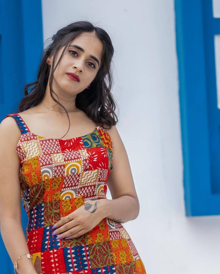 క్యూట్ లుక్స్, స్మైల్ తో కట్టి పడేస్తుంది.   Image Credit: Deepthi Sunaina/Instagram