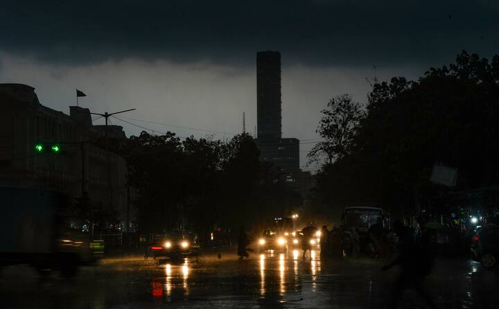 পূর্বাভাসে বলা হয়েছে, শুক্র ও শনিবার তাপমাত্রাও বাড়বে। তিন দিনে তিন-চার ডিগ্রি তাপমাত্রা বাড়তে পারে বলে জানিয়েছে আবহাওয়া দফতর। যেখানে বৃষ্টি বেশি হবে সেখানে তাপমাত্রা কিছুটা কমবে। তবে বাতাসে জলীয় বাষ্প থাকায় বাড়বে অস্বস্তি।