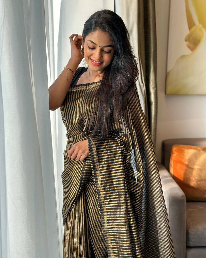 చీరలో ఇవానా అందమైన ఫోటోలు.