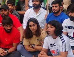 क्रिकेटर्स की चुप्पी को लेकर विनेश फोगाट बोलीं- क्या आपको सिस्टम से डर लगता है?