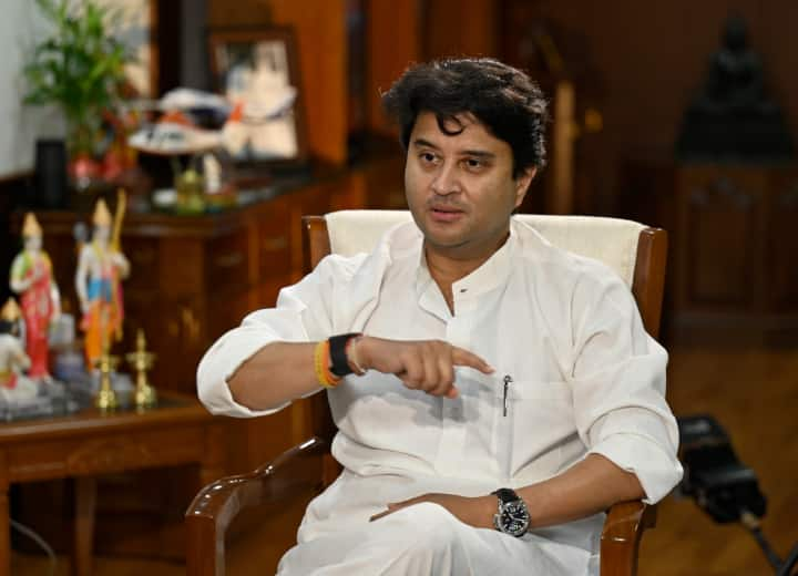 Jyotiraditya Scindia counterattacks on Rahul Gandhi claim of 150 seats MP News ann MP Politics: राहुल गांधी के 150 सीटों के दावे पर सिंधिया का पलटवार, कहा- 'दिल्ली अभी दूर...'