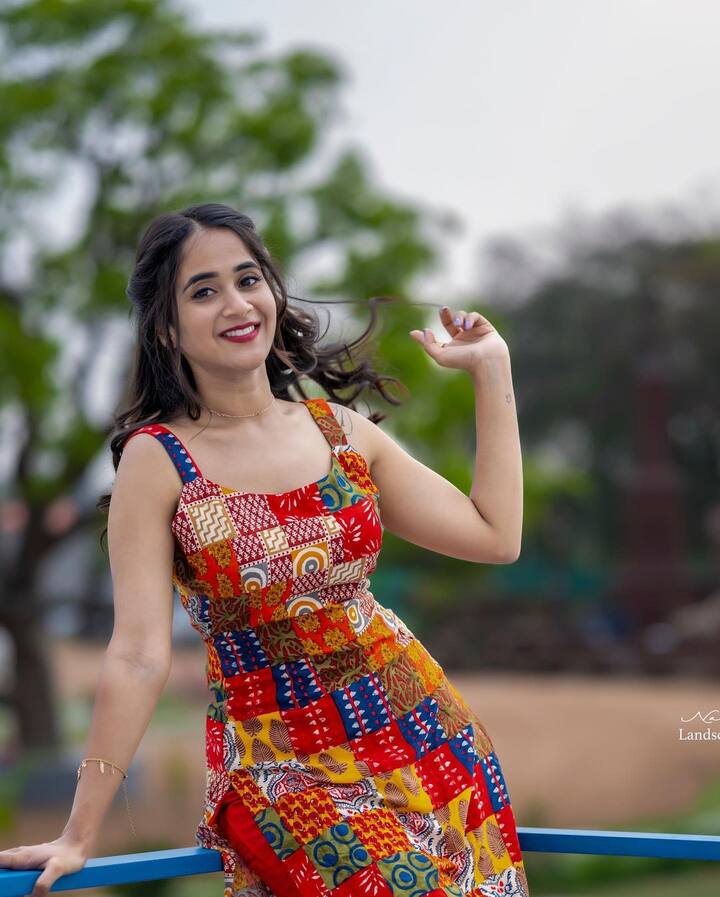 ఇటీవలే ఏమోనే అనే ప్రైవేట్ సాంగ్ తో ప్రేక్షకుల ముందుకు వచ్చింది.   Image Credit: Deepthi Sunaina/Instagram
