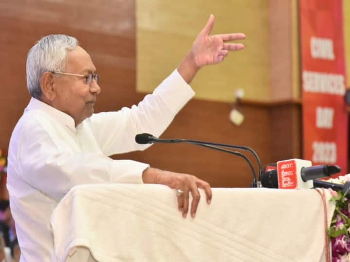 CM Nitish Kumar questioned senior IAS Brajesh Malhotra regarding land survey In Civil Service Day program ann Civil Service Day: कार्यक्रम में CM नीतीश ने सीनियर IAS को खड़ाकर पूछे सवाल, सब हो गए हैरान, जानिए पूरा मामला