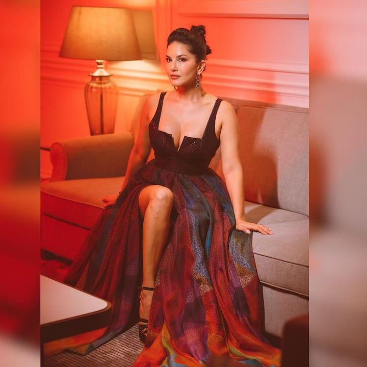 Sunny Leone PHOTO: સની લિયોનીને આજે કોઈ પરિચયની જરૂર નથી. પોતાના કામ કરતાં પણ તે તેના બોલ્ડ લુકને કારણે ચર્ચામાં રહે છે. હવે ફરી એકવાર સનીએ કિલર લુક બતાવ્યો છે.