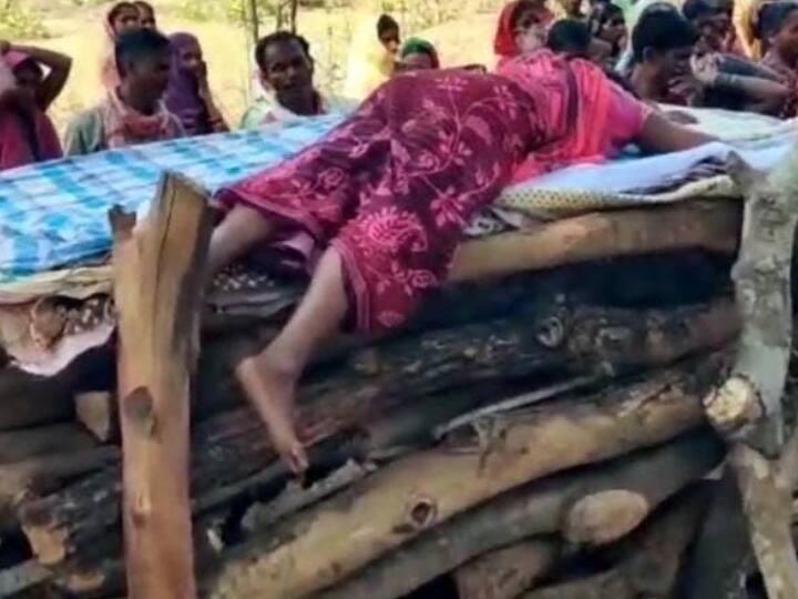 Chhattisgarh Naxal Attack Dantewada IED Blast Martyr Wife Lying On Funeral Pyre Dantewada News Ann Chhattisgarh Naxal Attack: चिता पर लेट गई शहीद की पत्नी- रोते हुए बोली मुझे भी अपने साथ ले चलो, ग्रामीणों ने नम आंखों से दी विदाई