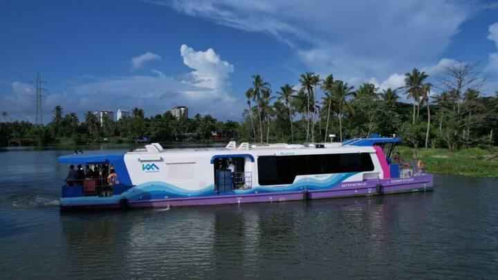 Kochi Water Metro : केरळमध्ये सुरु झाली देशातील पहिली वॉटर मेट्रो. प्रवाशांचा उस्फुर्त प्रतिसाद मिळणार याचा अंदाज सरकारला होता