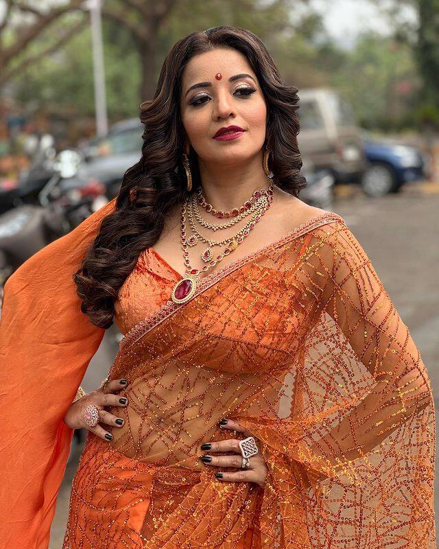 ખાસ વાત એ છે કે દરેક ફોટોમાં મોનાલિસાનો લુક જોવા જેવો છે.