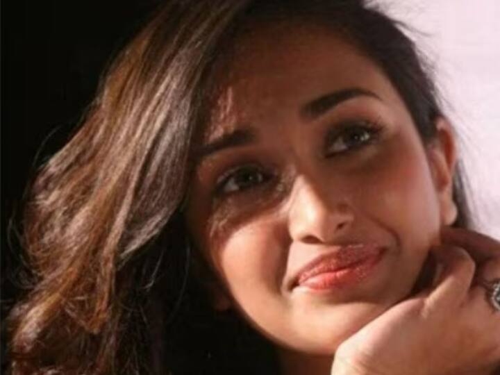 जिया खाननं (Jiah Khan) अनेक हिट चित्रपटांमध्ये काम केलं होतं. तिनं अक्षय कुमार, बिग बींसारख्या सुपरस्टार्ससोबत स्क्रिन शेअर केली होती.