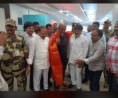 ఎన్టీఆర్‌ శతజయంతి వేడుకలో పాల్గొనడానికి విజయవాడ వచ్చిన సూపర్ స్టార్ రజినీకాంత్‌- సాదరంగా ఆహ్వానించిన హీరో బాలకృష్ణ