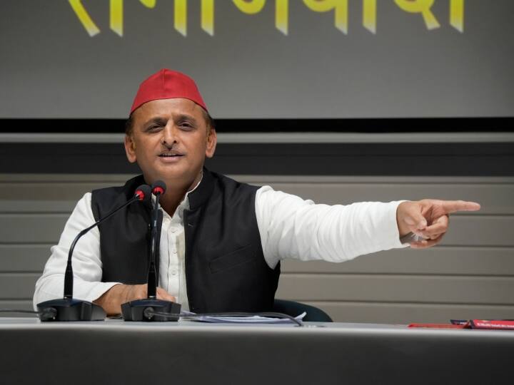 UP Politics: अखिलेश यादव का योगी सरकार पर निशाना- 'जनता का ध्यान भटकाने के लिए CM तमंचे की बात...' Samajwadi Party Chief Akhilesh Yadav Attack Yogi Government and mention of gun UP Politics: अखिलेश यादव का योगी सरकार पर निशाना- 'जनता का ध्यान भटकाने के लिए CM तमंचे की बात...'