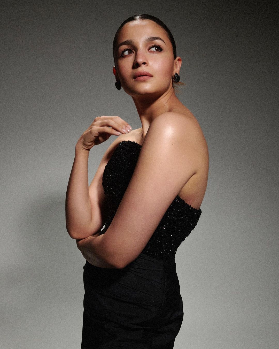 Alia Bhatt Stuns In A Black & White Shimmery Dress While Subtly Flaunting  Her Baby Bump, Netizens React, “It's High Time She Should Stop Wearing  Heels”