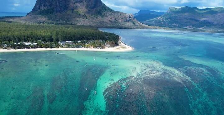 दरम्यान मॉरिशसमध्ये 75 हजारांहून अधिक मराठी लोक राहतात. यामध्ये पुणे, सातारा, रत्नागिरी आणि कोकणातील नागरिकांचा समावेश आहे.