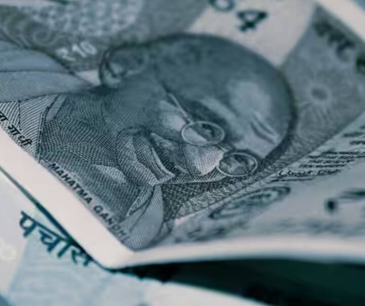 ਚੈੱਕ 'ਤੇ ਇਹ ਲਾਈਨਾਂ ਖਿੱਚ ਕੇ, ਚੈੱਕ 'ਤੇ ਇੱਕ ਸ਼ਰਤ ਲਗਾਈ ਜਾਂਦੀ ਹੈ। ਇਹ ਲਾਈਨਾਂ ਉਸ ਵਿਅਕਤੀ ਲਈ ਖਿੱਚੀਆਂ ਗਈਆਂ ਹਨ ਜਿਸ ਦੇ ਨਾਮ 'ਤੇ ਚੈੱਕ ਜਾਰੀ ਕੀਤਾ ਗਿਆ ਹੈ, ਭਾਵ ਜਿਸ ਨੂੰ ਤੁਸੀਂ ਭੁਗਤਾਨ ਕਰਨਾ ਹੈ।