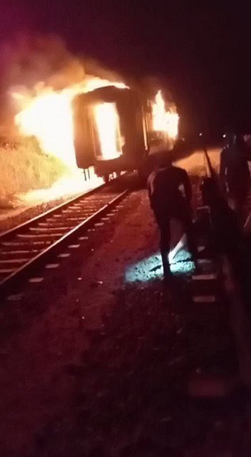 Pakistan Train Fire: पाकिस्तान की पैसेंजर ट्रेन में लगी आग, चार बच्चों समेत 7 लोगों की गई जान