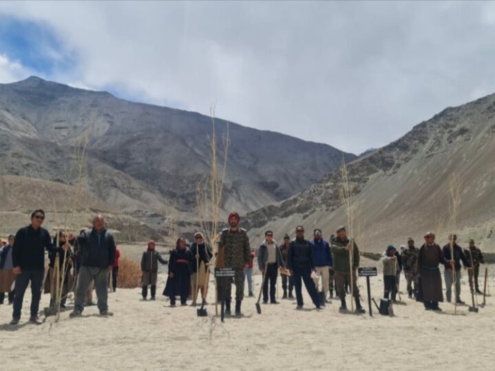 Ladakh Plantation: लद्दाख में सेना ने बड़े पैमाने पर शुरू किया वृक्षारोपण अभियान, अब तक लग चुके हैं 40 हजार पौधे