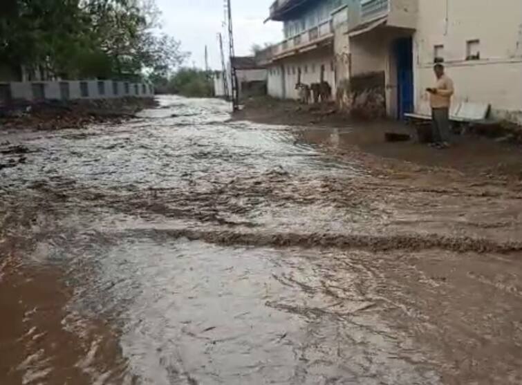 Gujarat Weather Update Heavy rains in Saurashtra-Kutch Gujarat Weather Update: સૌરાષ્ટ્ર-કચ્છમાં કડાકા ભડાકા સાથે વરસાદ, ગામની શેરીઓ નદીમાં ફેરવાઈ, જુઓ વીડિયો
