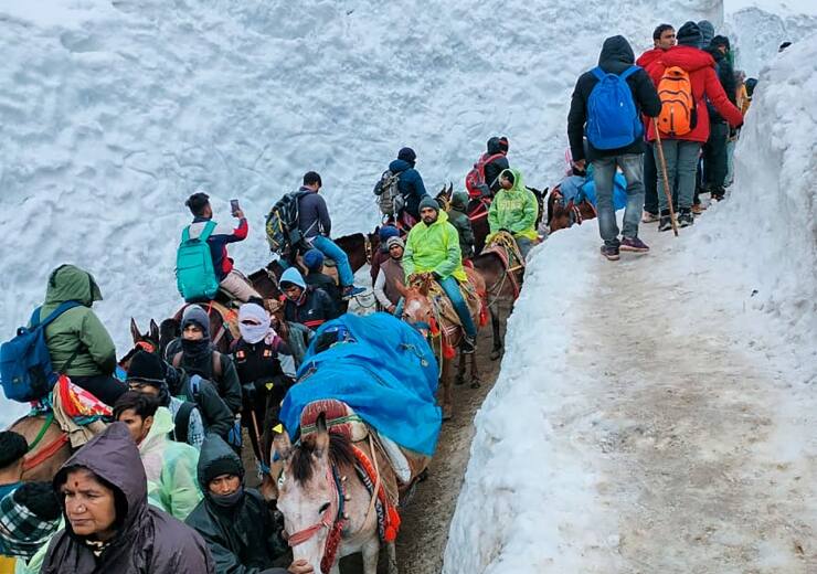 Chardham Yatra 2023 Total 12 Devotees Death Uttarakhand Government issue health advisory ANN Chardham Yatra 2023: तेजी से बढ़ रहा है चारधाम यात्रा पर गए श्रद्धालुओं की मौत का आंकड़ा, अब तक इतने लोगों की गई जान 