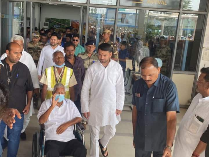 RJD President Lalu Yadav reached Bihar from Delhi Tej Pratap and Tejashwi Yadav present at Patna airport Lalu Yadav News: RJD सुप्रीमो लालू यादव 9 महीने बाद पहुंचे बिहार, पटना एयरपोर्ट पर तेज-तेजस्वी दिखे दोनों साथ
