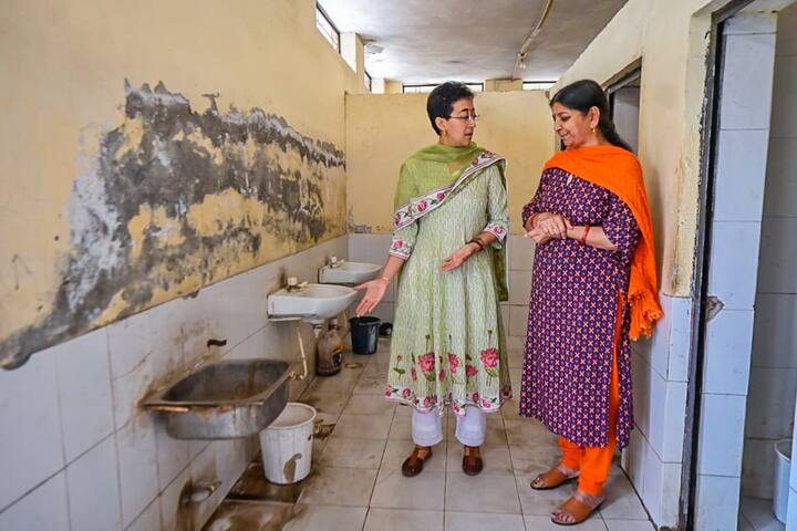 एमसीडी स्कूल में औचक निरीक्षण करने पहुंचीं दिल्ली की शिक्षा मंत्री स्कूल की व्यवस्था और गंदगी को देखकर काफी नाराज दिखीं.