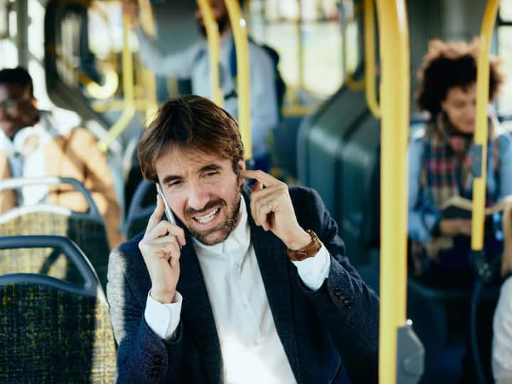 If you talk loudly during calls and listen heavy music than you may not be allowed to enter BEST buses here is why कॉल पर तेज-तेज करते हैं बात या तेज आवाज में सुनते हैं गाने तो अब इस Bus में नहीं मिलेगी जगह, सिर्फ Headphones वाले करेंगे सफर
