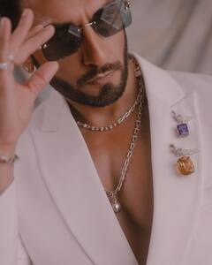 Ranveer Singh: கருப்பு கண்ணாடியணிந்து ஸ்டைலாக போஸ் கொடுக்கும் ரன்வீர் சிங்..இதயத்தை தொலைத்த ரசிகைகள்!