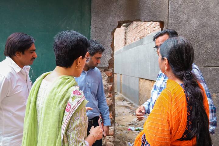 इसके बाद आतिशी ने वहां के कर्मचारियों को हिदायत देते हुए कहा कि सरकार की ओर से एमसीडी स्कूलों के लिए पर्याप्त धनराशि आवंटित किया गया है. जल्द से जल्द इन स्कूलों की व्यवस्था को सुधार कर बच्चों के लिए शिक्षा का एक बेहतर माहौल प्रदान करें.